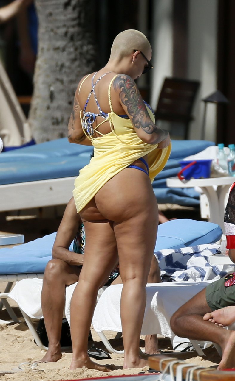 Amber rose showing her pussy
