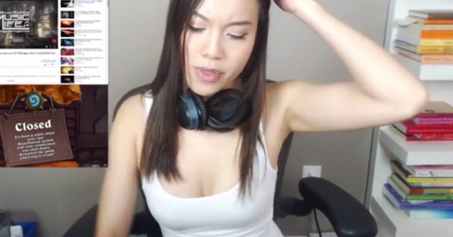 Girl faps on stream uncensored